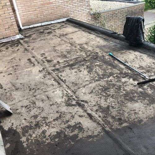 Schoonmaken van een plat dak in Oud-Beijerland Schoonmaken van een plat dak in Oud-Beijerland